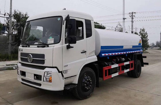 東風(fēng)灑水車 東風(fēng)灑水車